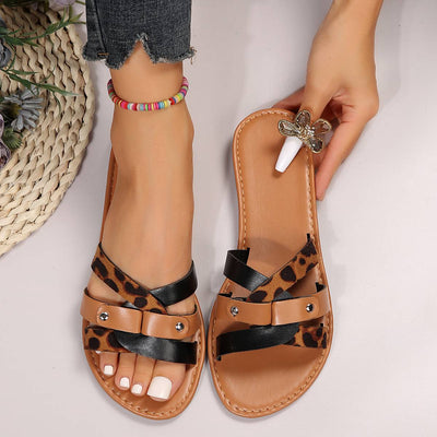Sandalen met luipaardprint en gekruiste bandjes