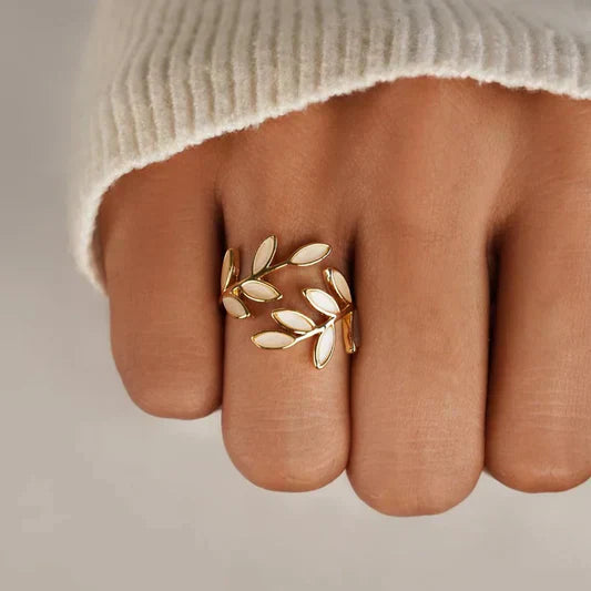 Verstelbare ring met zuiver witte opaalbladeren 