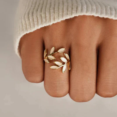 Verstelbare ring met zuiver witte opaalbladeren 